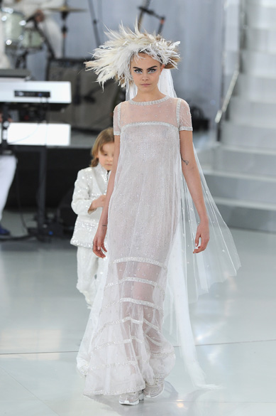 A modelo Cara Delevingne desfila para a Chanel na semana de moda de alta-costura de Paris