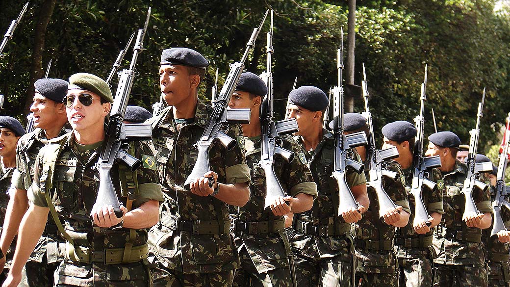 Militares durante desfile cívico de 7 de Setembro em Belo Horizonte