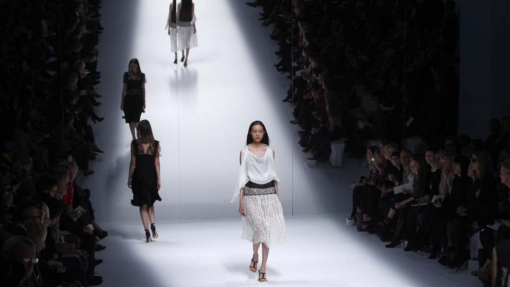 Desfile da estilista irlandesa Sharon Wauchob em Paris