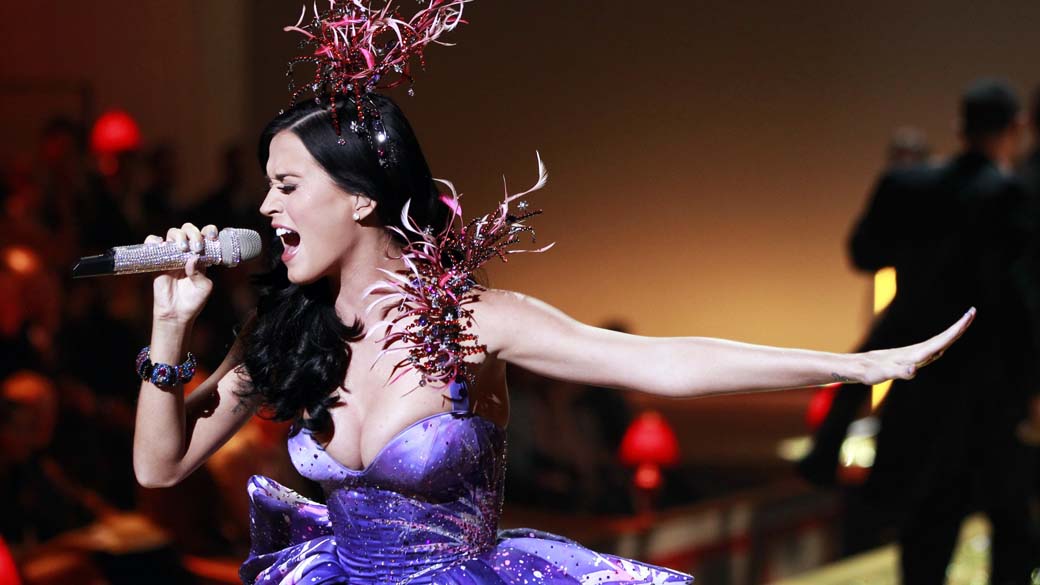 A cantora Katy Perry se apresenta no desfile da Victoria's Secret em Nova York