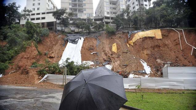 Pessoa observa um grande deslizamento de terra causado por chuvas em Ouro Preto, Minas Gerais