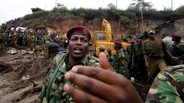 Em Nairóbi, no Quênia, policial auxilia resgate em deslizamento de terra