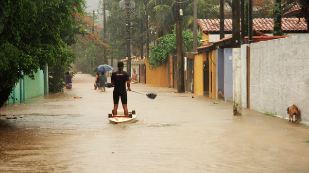 Rua alagada pela chuva em Maresias, no município de São Sebastião, litoral norte de São Paulo