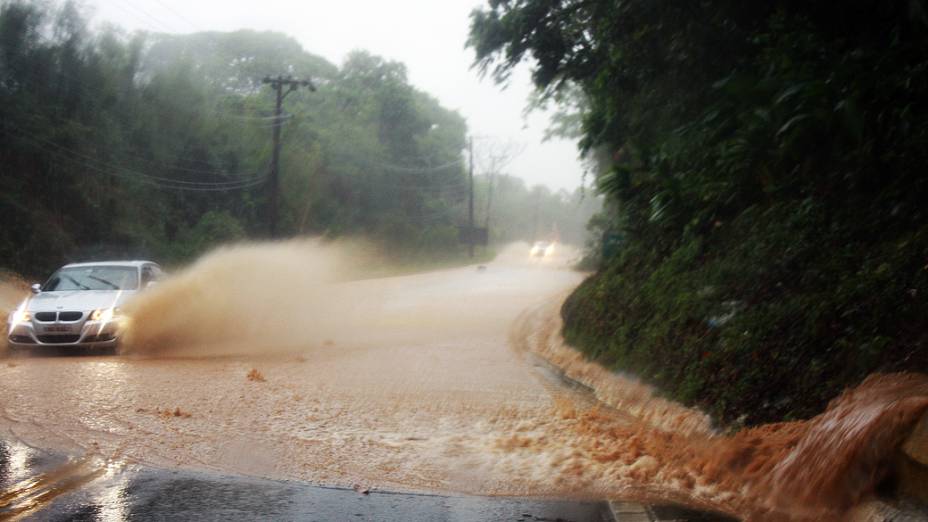 Trecho alagado na Rodovia Rio-Santos, em Maresias, no município de São Sebastião, litoral norte de São Paulo