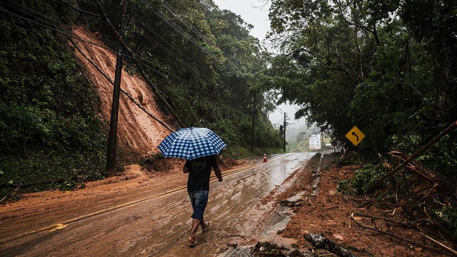 Desmoronamento e queda de barreira interditam a estrada Rio-Santos, entre as praias de Boiçucanga e Maresias, no litoral norte de São Paulo, nesta quarta-feira (24), véspera de Natal