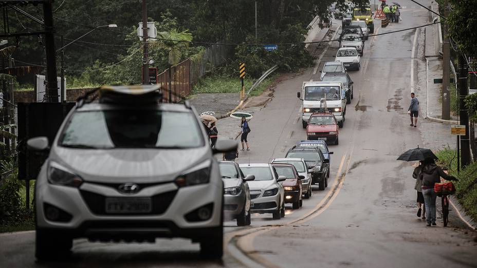 Desmoronamento e queda de barreira interditam a estrada Rio-Santos, entre as praias de Boiçucanga e Maresias, no litoral norte de São Paulo, nesta quarta-feira (24), véspera de Natal