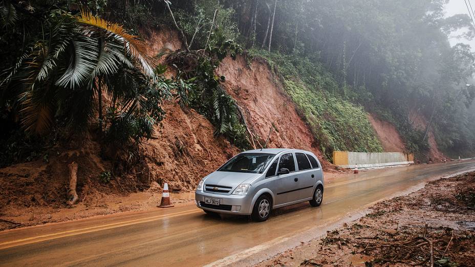 Desmoronamento e queda de barreira interditam a estrada Rio-Santos, entre as praias de Boiçucanga e Maresias, no litoral norte de São Paulo, nesta quarta-feira (24), véspera de Natal