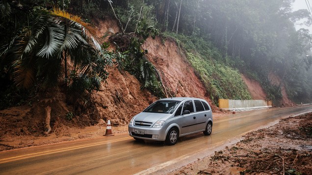 Desmoronamento e queda de barreira interditam a estrada Rio-Santos, entre as praias de Boiçucanga e Maresias, no litoral norte de São Paulo, nesta quarta-feira (24), véspera de Natal