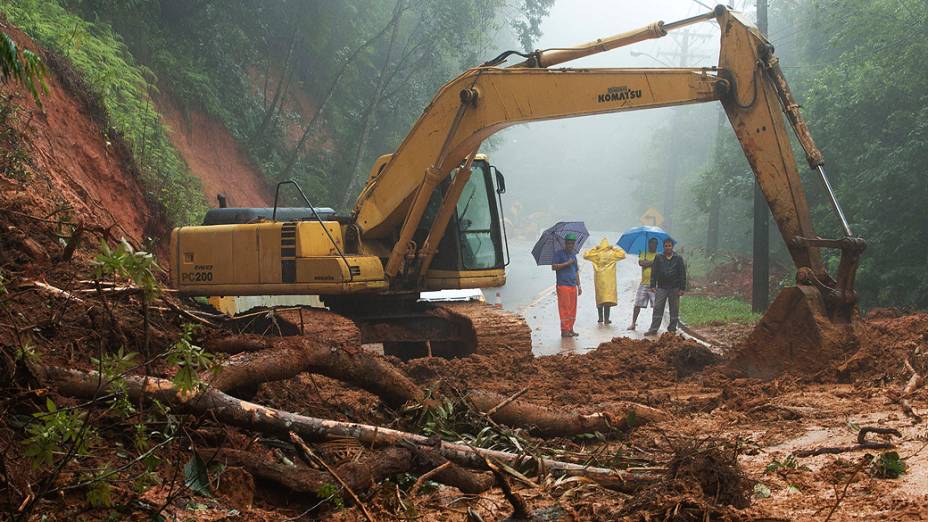 Estrada Rio-Santos, na altura do quilômetro 159, no município de São Sebastião, com as duas faixas interditadas por deslizamentos de terra após as fortes chuvas dos últimos dois dias no litoral norte de São Paulo