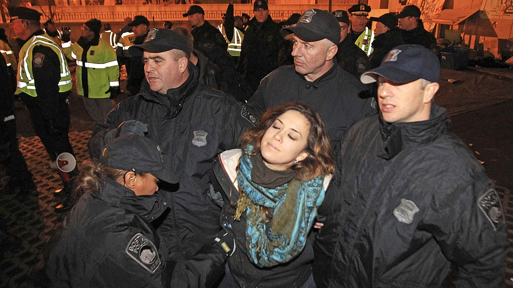 Policiais retiram mulher de acampamento do movimento Occupy Wall Street em Boston