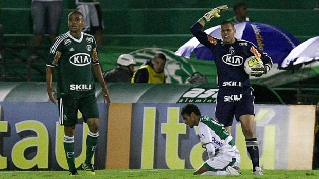 Destaque da partida, Fabinho (centro) lamenta chance desperdiçada em Campinas
