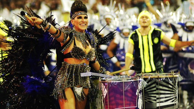 Aline de Oliveira, rainha de bateria da Mocidade Alegre, em São Paulo