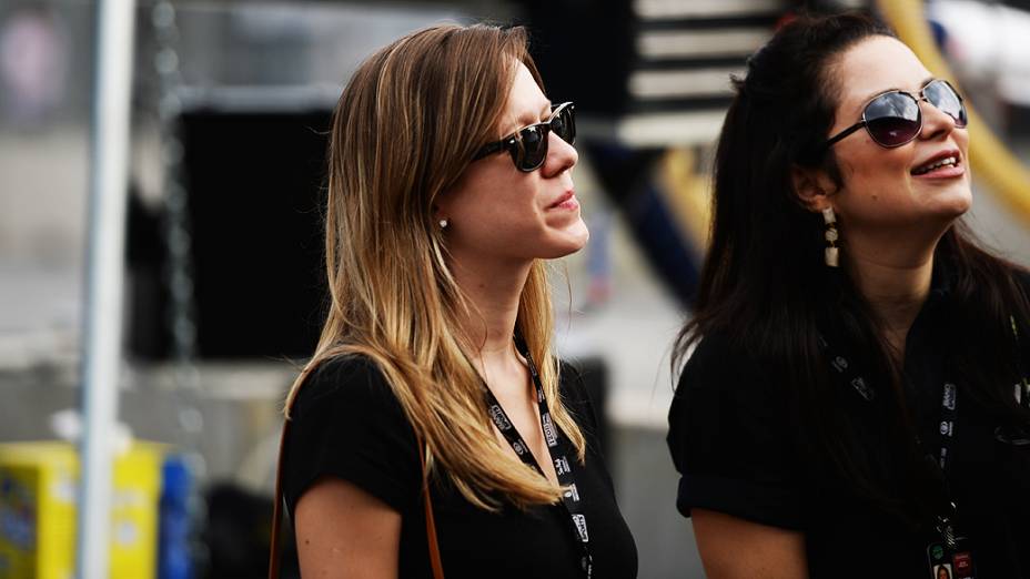 Belas mulheres disputaram com os carros da Indy a atenção dos torcedores durante a corrida da São Paulo Indy 300 no Anhembi