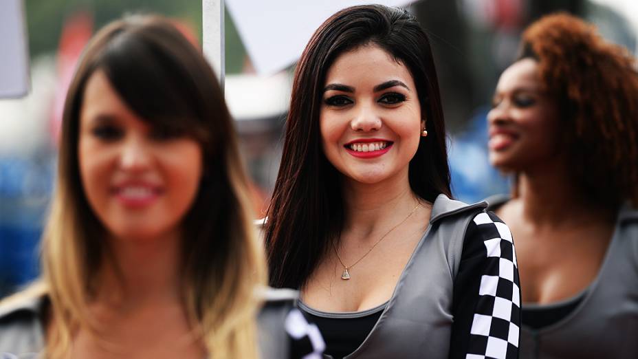 Belas mulheres disputaram com os carros da Indy a atenção dos torcedores durante a corrida da São Paulo Indy 300 no Anhembi