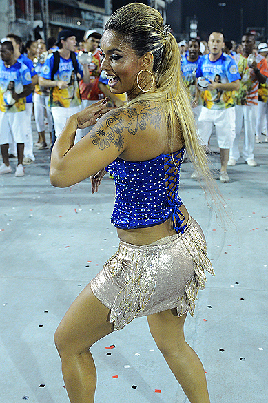 A rainha de bateria da Águia de Ouro, Milena Nogueira, samba no ensaio técnico da escola no Anhembi, em São Paulo
