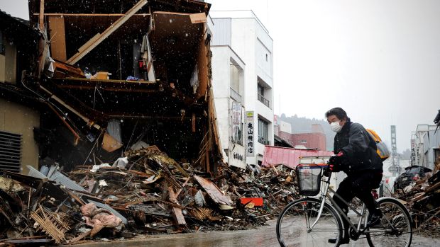 Enquanto destroços do terremoto e do tsunami ainda dificultam a vida no japão, a crise nuclear se agrava