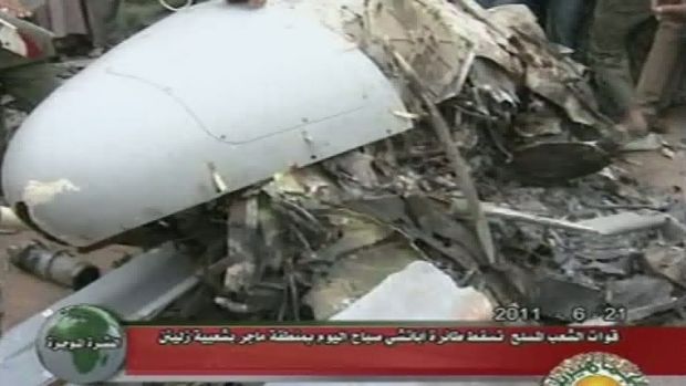 Uma imagem da TV líbia mostra o que o governo alega ser os destroços de uma aeronave da Otan abatida nesta terça-feira. A Otan nega
