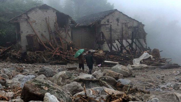 Destruição provocada por um deslizamento de terra na cidade de Yueyang, China