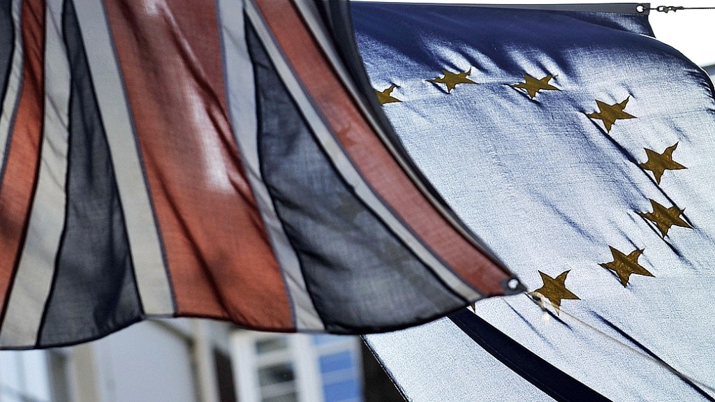 Bandeiras da Inglaterra e da União Europeia em frente às portas da Casa da Europa, em Londres