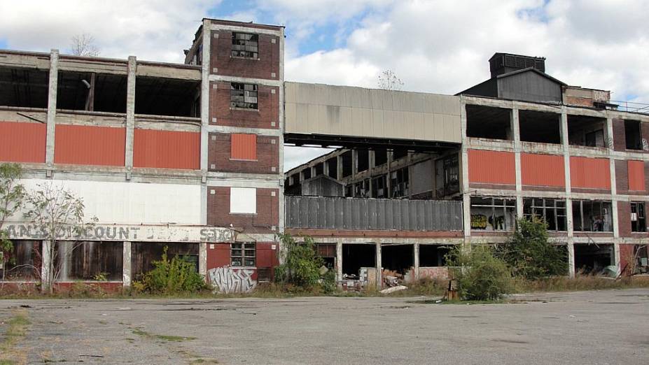 Detalhe de fábrica de carros abandonada na periferia de Detroit