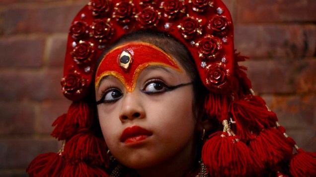 Garota, considerada a deusa-viva, assiste festival no Nepal