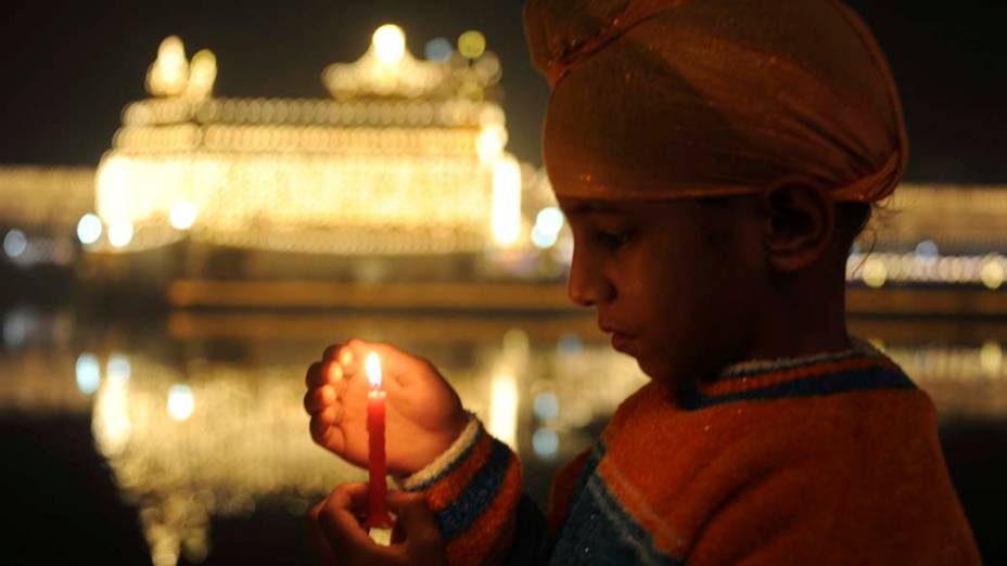 Garoto hindu durante a celebração de aniversário do Guru Gobind Singh, Índia