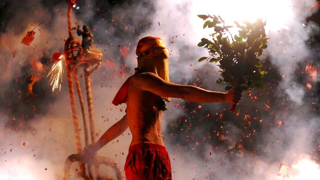 Devotos soltam fogos de artifício durante o Festival das Lanternas, em Taitung, Taiwan