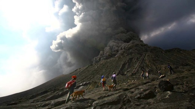 Pessoas caminham nas proximidades do Monte Bromo, na província de Java, Indonésia. O vulcão em erupção está causando problemas no espaço aéreo da região
