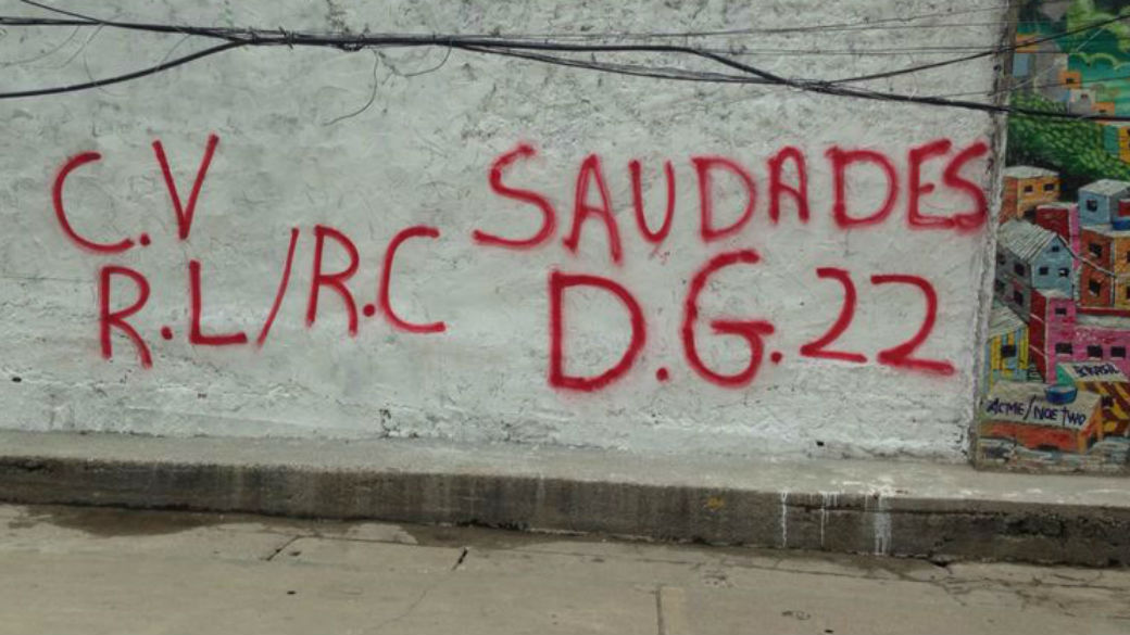Muro com pichação cita DG no Pavão-Pavãozinho
