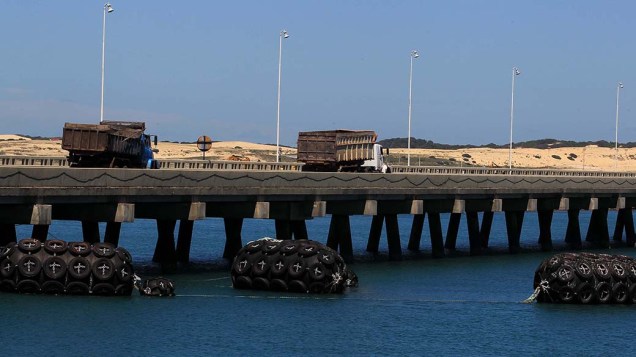 Caminhões na ponte de acesso ao Porto do Pecém