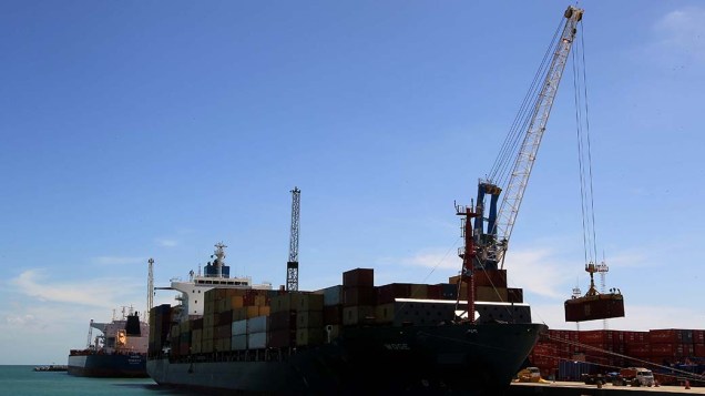 Guindaste retira carga de navio atracado no Porto do Pecém