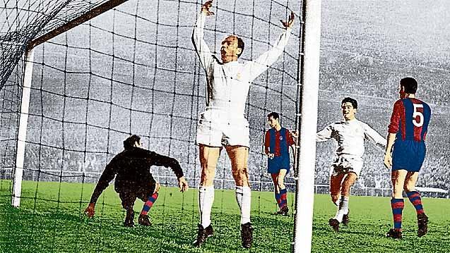 Caso polêmico: o argentino naturalizado espanhol Alfredo di Stéfano comemora um gol pelo Real Madrid contra seu ex-clube, o Barcelona, nos anos 1950