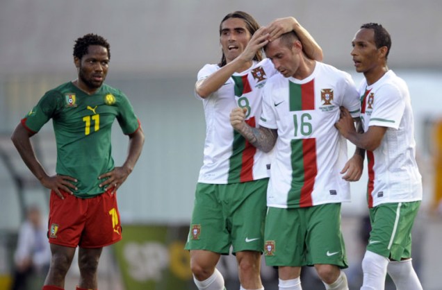 Os jogadores portugueses Pedro Mendes, Raul Meireles e Liedson Muniz comemoram gol em amistoso contra a seleção de Camarões. Os lusitanos ganharam por 3 a 1.