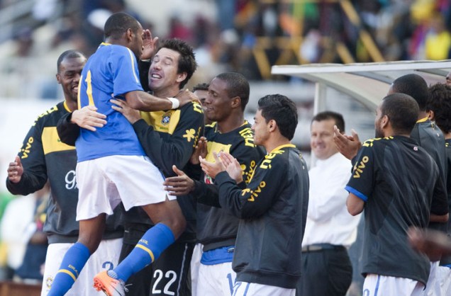 Robinho comemora gol com jogadores reserva. O atacante foi responsável pelo segundo gol da seleção brasileira.