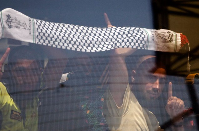 Ativistas que estavam nas embarcações que levavam ajuda humanitária à Faixa de Gaza quando foram interceptadas pelas forças israelenses são deportados para a Turquia. (Uriel Sinai/Getty Images) - Assista ao momento do ataque israelense