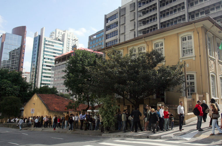 Dezenas de pessoas formam fila em frente à sede do Instituto Pasteur, na Avenida Paulista, no último dia de vacinação contra a gripe A (H1N1), popularmente conhecida como gripe suína.