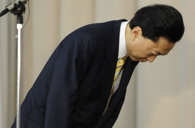 O primeiro-ministro japonês, Yukio Hatoyama, renuncia ao cargo. A queda de sua popularidade teria influenciado a decisão do premiê. (Yoshikazu Tsuno/AFP) -