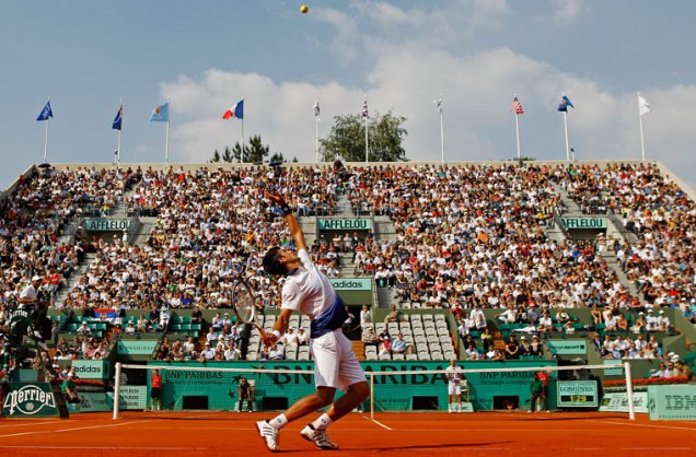 O tenista sérvio Novak Djokovic saca durante jogo contra o austríaco Jurgen Melzer, que venceu a partida.
