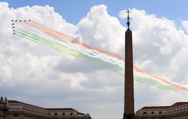A Força Aérea Acrobática da Itália se apresenta na Praça de São Pedro como parte do aniversário da república italiana. (Alberto Pizzoli/AFP) - Conheça a Itália