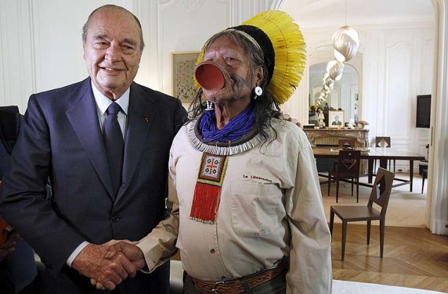 O cacique Raoni se encontra com o ex-presidente francês Jacques Chirac, em Paris, na quinta-feira. O chefe caiapó viajou à França para divulgar o livro Raoni, Memórias de um Chefe Indígena, do cineasta e escritor Jean Pierre Dutilleux, e buscar apoio para a impedir a construção da usina de Belo Monte.