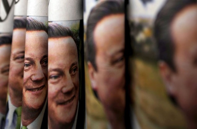 O líder do partido conservador David Cameron aparece na capa de jornais britânicos após sua vitória nas eleições na Grã-Bretanha. O resultado, porém, não trará a maioria no Parlamento, impasse que não ocorria desde 1974. Os Conservadores conseguiram 305 cadeiras, 21 a menos do que os 326 assentos necessários para o partido obter maioria. Já os Trabalhistas elegeram 255 deputados.