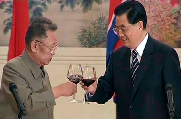 Hu Jintao, presidente da China (à direita) e Kim Jong-il, líder norte-coreano, brindam durante cerimônia realizada em Pequim, no último dia 5. As imagens do encontro só foram divulgadas nesta sexta - data em que a China anunciou suas intenções de retomar as negociações com a Coreia do Norte sobre política nuclear.