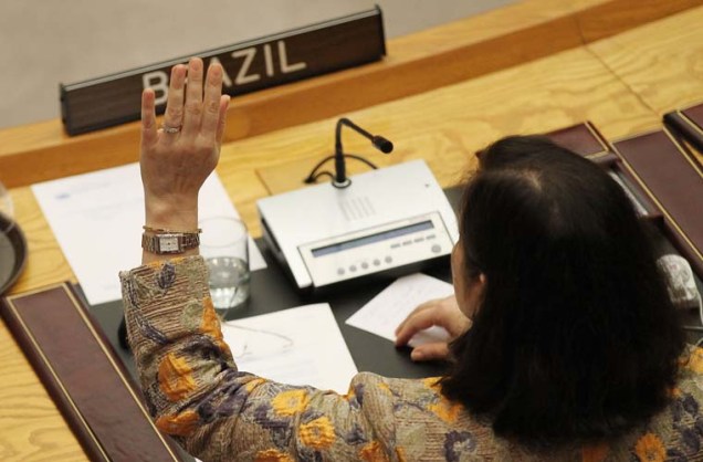 Esta manhã, o Conselho de Segurança da ONU votou sanções contra o Irã. A medida foi aprovada com apenas dois votos contra: da Turquia e do Brasil. Na foto, a embaixadora brasileira Maria Ribeiro Viotti vota na sede da instituição em Nova York.