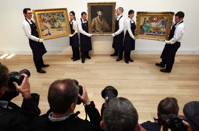 Funcionários da casa de leilões Sothebys, em Londres, seguram os quadros Abres a Collioure, de Andre Derain, Auto-retrato, de Edouard Manet e Odalisques jouant aux dames, de Henri Matisse. Os quadros são avaliados entre 10 e 30 milhões de libras cada.