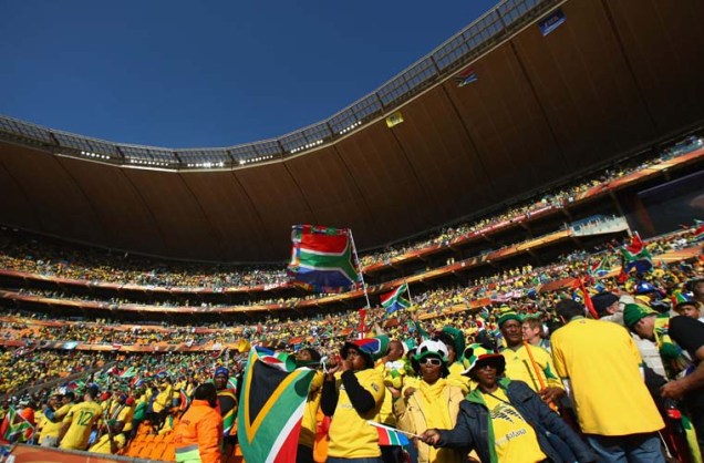 No estádio Soccer City, em Johannesburgo, fãs torcem nas arquibancadas do primeiro jogo da Copa do Mundo, entre África do Sul e México.