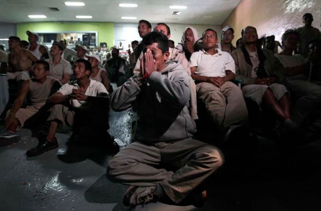 Na prisão Reclusorio Sur, na Cidade do México, detentos assistem ao primeiro jogo da Copa do Mundo, entre México e África do Sul.