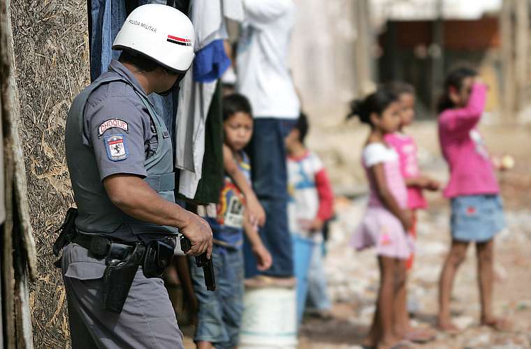 Em São Paulo, a Polícia Militar iniciou a Operação Saturação, em duas favelas da zona leste da cidade. O objetivo dos policiais é combater o tráfico de drogas e procurar por criminosos.