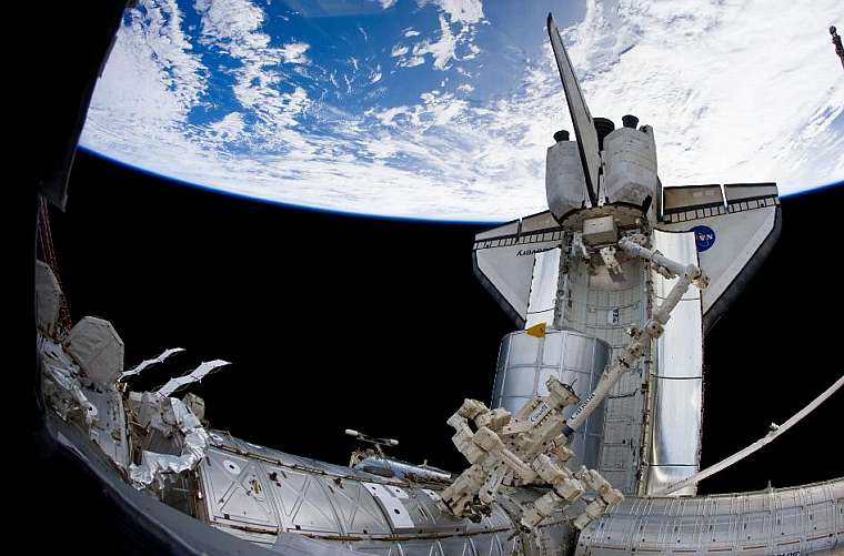 No último dia de trabalho da missão STS-131 do ônibus espacial Discovery na Estação Espacial Internacional (ISS), astronautas instalaram um novo tanque de amoníaco na ISS. O mal funcionamento de uma válvula do tanque acarretou uma falha no sistema de refrigeração da estação espacial. Por conta disso, é provável que os astronautas tenham de fazer uma nova caminhada espacial.