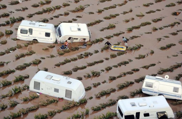 Na região francesa de Puget-sur-Argens, vista aérea mostra alagamento de vinhedos e trailers ali estacionados. Pelo menos 19 pessoas morreram em decorrência das pesadas chuvas que atingiram o local.