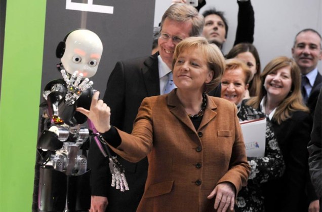 A chanceler alemã Angela Merkel brinca com robô na abertura da Hannover Messe, principal feira mundial de tecnologia industrial.